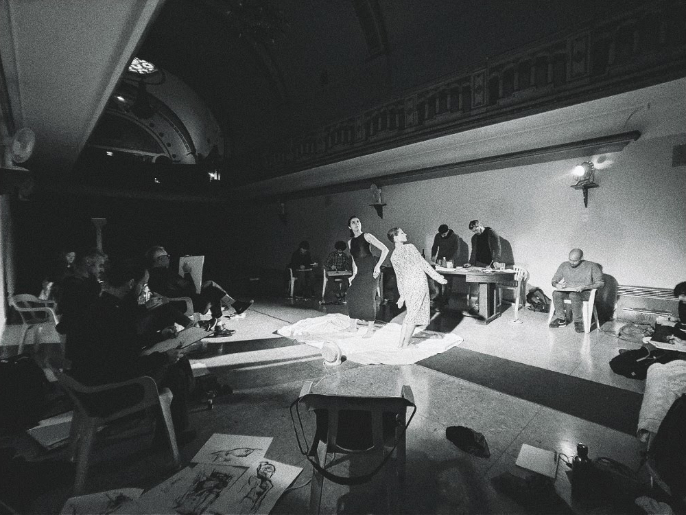 Danza y dibujo en el templo